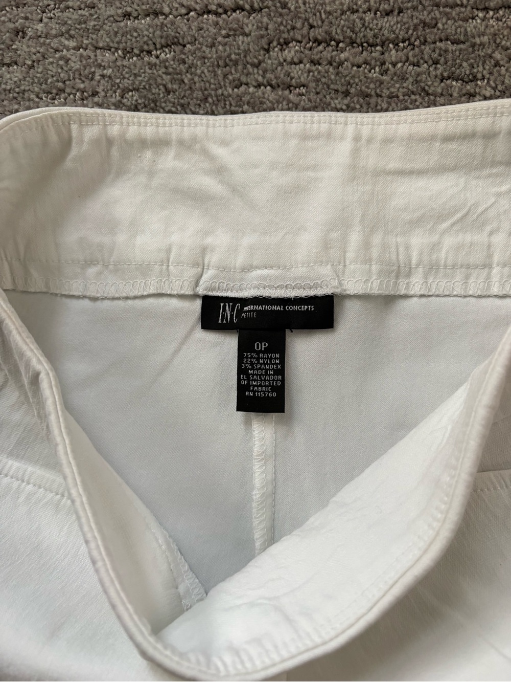 Women's INC White Pull-On Stretch Shorts 3 inch - Picture 2 of 3